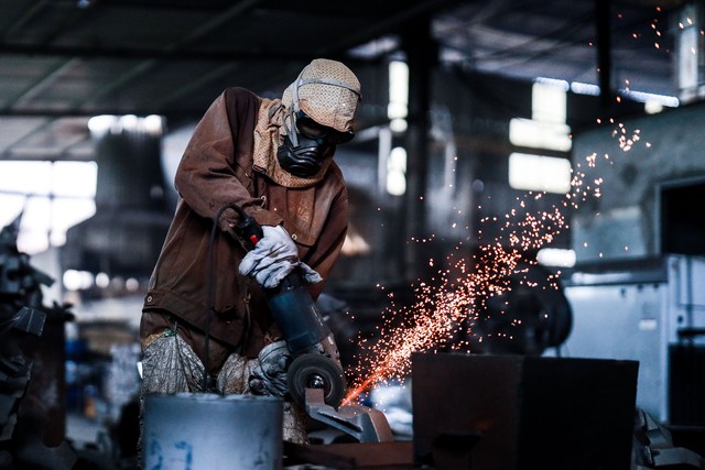 Bức tranh 2023:  Nhiều khó khăn bủa vây người lao động - Ảnh 2.