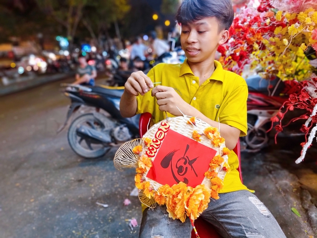 Người Sài Gòn tấp nập mua đồ trang trí Tết - Ảnh 3.