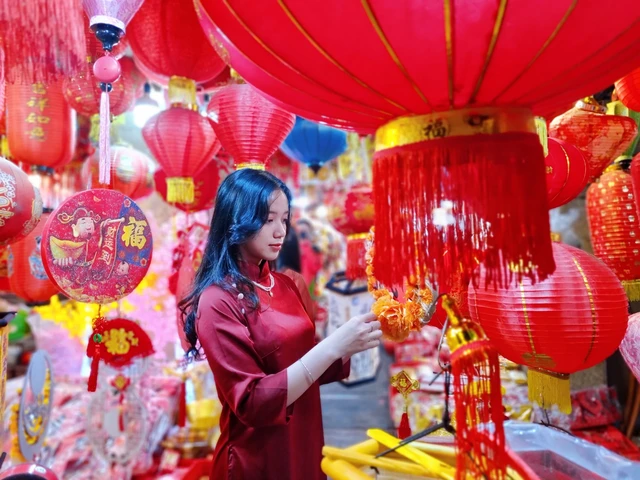 Người Sài Gòn tấp nập mua đồ trang trí Tết - Ảnh 6.