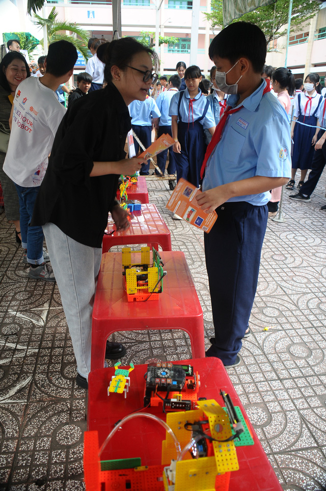 Học sinh trường Hậu Giang (quận 6) tìm hiểu về công nghệ lắp ráp robot từ bộ ứng dụng lego. -Ảnh: TÚ ANH