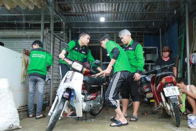 Đội SOS sinh viên Đà Nẵng sửa xe lưu động miễn phí cho người dân - Ảnh 1.