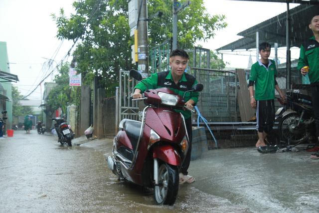 Đội SOS sinh viên Đà Nẵng sửa xe lưu động miễn phí cho người dân - Ảnh 4.