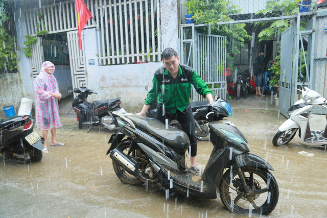 Đội SOS sinh viên Đà Nẵng sửa xe lưu động miễn phí cho người dân - Ảnh 2.