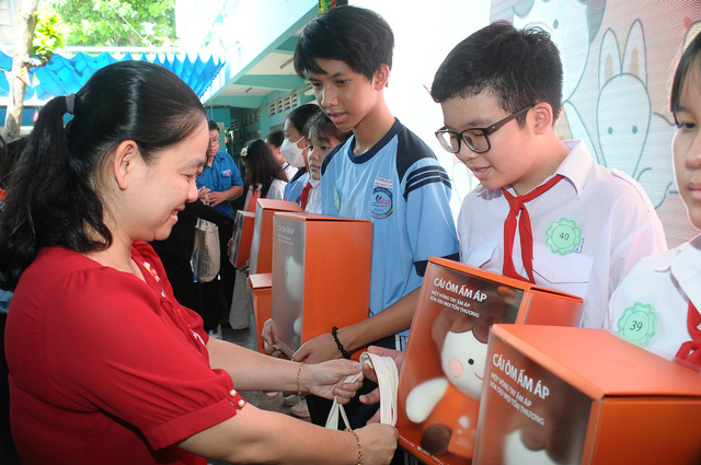 Học sinh Trường THCS Lê Lợi (quận 3) nhận quà yêu thương tại chương trình Vòng tay yêu thương. - Ảnh: NVCC