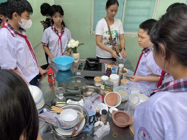 Học sinh Trường THCS Yên Thế (quận Bình Thạnh) trổ tài nấu nướng. -Ảnh: NVCC