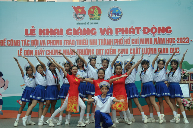 Chương trình văn nghệ của học sinh Trường THCS Phạm Hữu Lầu (quận 7). Ảnh: NVCC