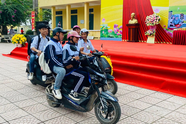 Teen THPT Nguyễn Viết Xuân (Vĩnh Phúc) học Luật giao thông qua tiểu phẩm - Ảnh 1.