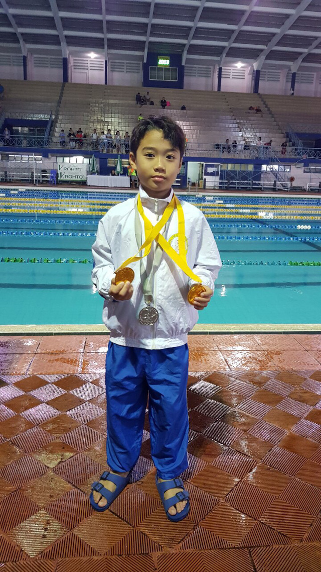 Từ cú nhảy 4 tuổi, bất ngờ thành cậu bé vàng trong làng bơi lội - Ảnh 3.