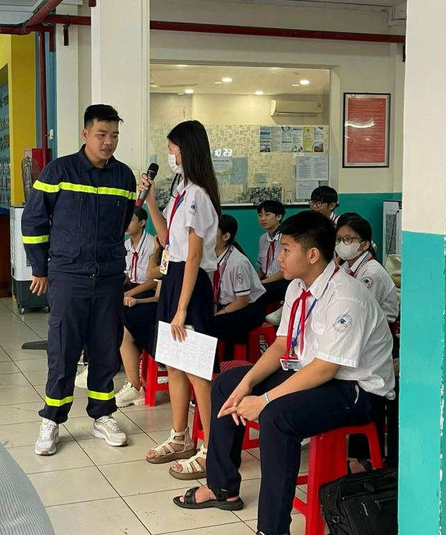 Hướng dẫn kỹ năng thoát hiểm tại Trường THCS Nguyễn Du (quận 1). - Ảnh: CSCC