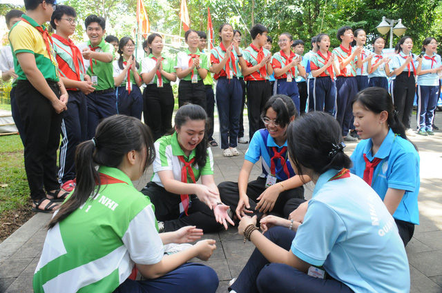 Các trại sinh chơi trò chơi vận động tại hội trại -Ảnh: NHÀ THIẾU NHI TP.HCM