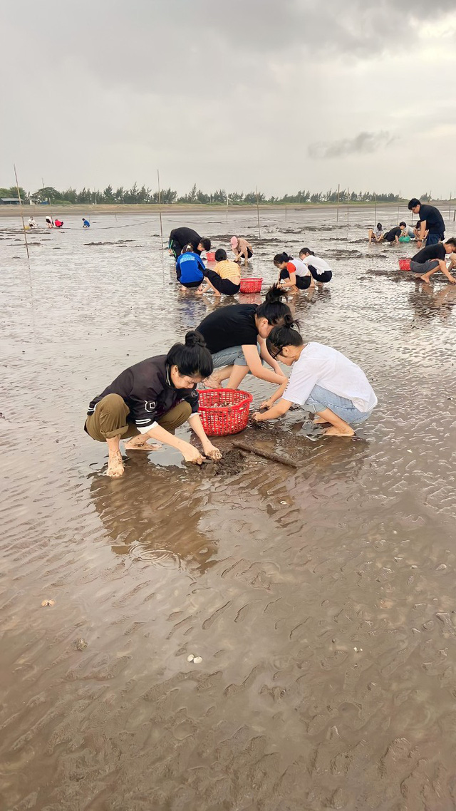 Một ngày làm ngư dân cào nghêu - Ảnh 2.