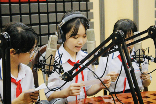 Các bạn học snh tập làm phát thanh viên radio. - Ảnh: TÚ ANH