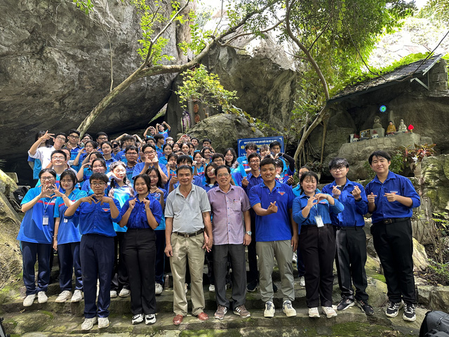 Cùng thả tim cho tân đoàn viên. - Ảnh: NVCC