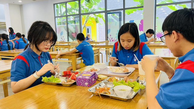 Bữa cơm trưa 55k ở trường quốc tế có gì mà học sinh trường thích thú - Ảnh 1.