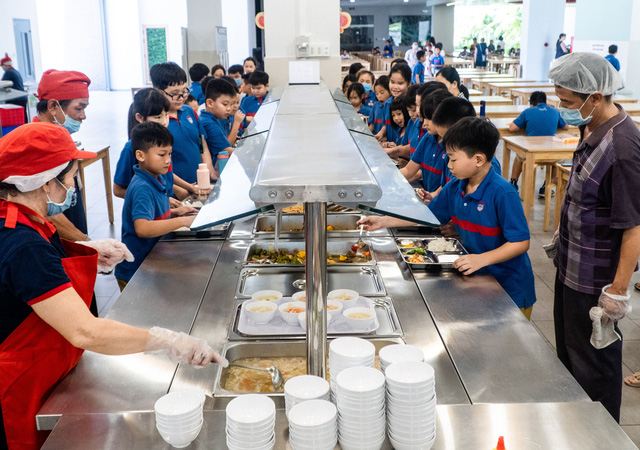 Teen trường quốc tế cơm trưa 55k/suất nhưng được ăn buffet - Ảnh 6.