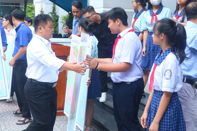 Trao tặng bản đồ Việt Nam cho các lớp học của Trường THCS Chi Lăng (quận 4) . - Ảnh: LIÊN ĐỘI CHI LĂNG