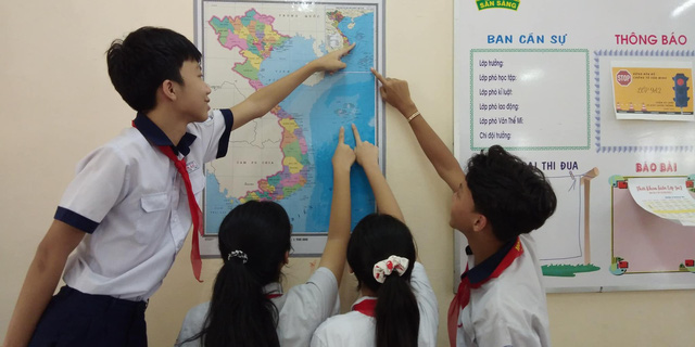Học sinh Trường THCS Hoa Lưu (TP. Thủ Đức) xem bản đồ Việt Nam . - Ảnh: LIÊN ĐỘI HOA LƯ