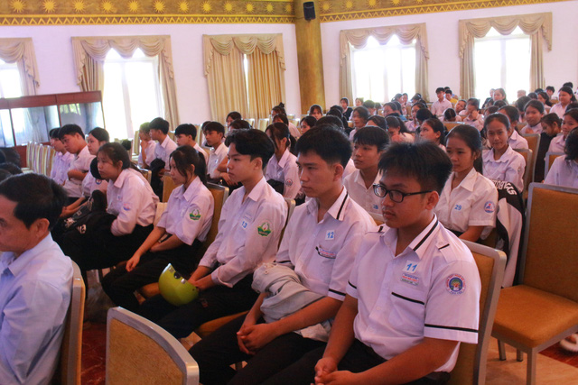 40 gương mặt vượt khó học giỏi của Phú Yên nhận học bổng Vì tương lai Việt Nam- Ảnh 1.