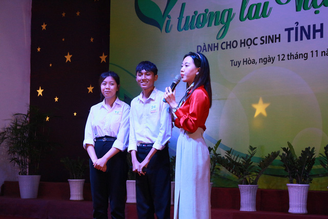 40 gương mặt vượt khó học giỏi của Phú Yên nhận học bổng Vì tương lai Việt Nam- Ảnh 3.