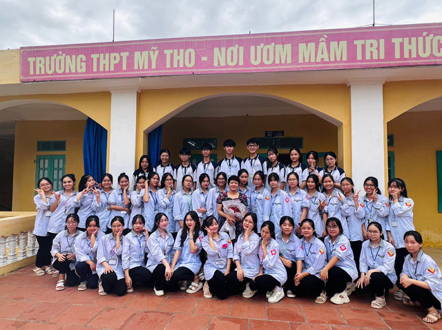 Teen THPT Mỹ Tho (Nam Định) sáng tạo câu đối để học văn- Ảnh 1.