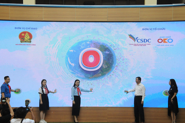 Các đại biểu bấm nút điện tử phát động sân chơi Thiếu niên Việt Nam - Công dân toàn cầu - Ảnh: TÚ ANH