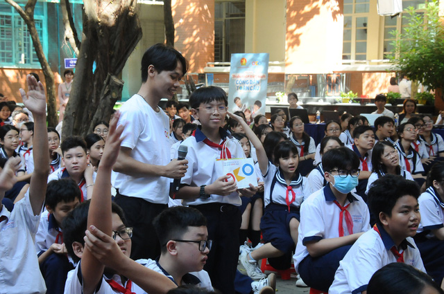 Các bạn học sinh đầu tiên tham gia sân chơi. - Ảnh: THÀNH ĐOÀN