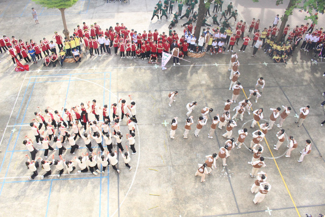 Sắc màu ‘flashmob’ của teen Trường THPT Lý Thường Kiệt- Ảnh 1.