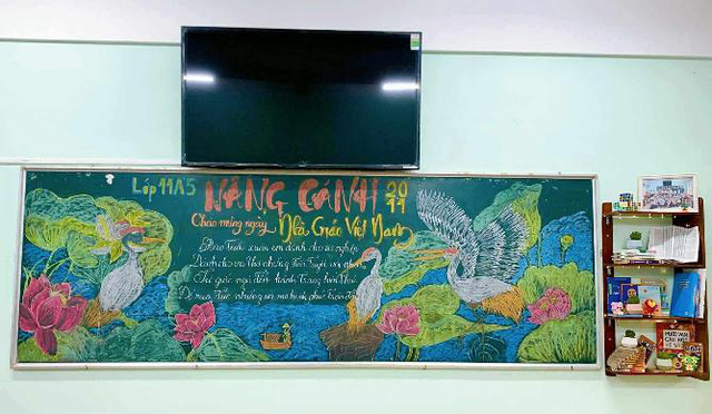 Mừng Ngày 20-11, học trò THPT Quang Trung (Bình Định) rộn ràng vẽ tranh bảng, trang trí kệ sách- Ảnh 5.