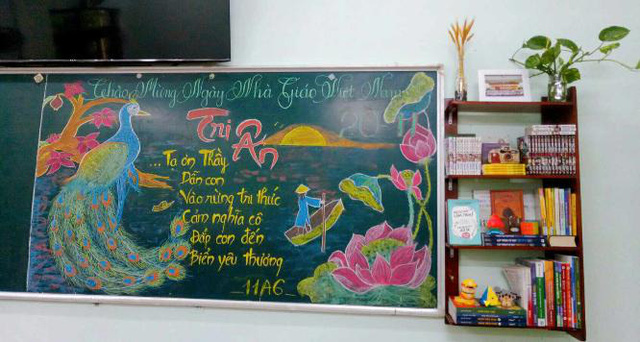 Mừng Ngày 20-11, học trò THPT Quang Trung (Bình Định) rộn ràng vẽ tranh bảng, trang trí kệ sách- Ảnh 2.