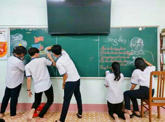 Mừng Ngày 20-11, học trò THPT Quang Trung (Bình Định) rộn ràng vẽ tranh bảng, trang trí kệ sách- Ảnh 1.