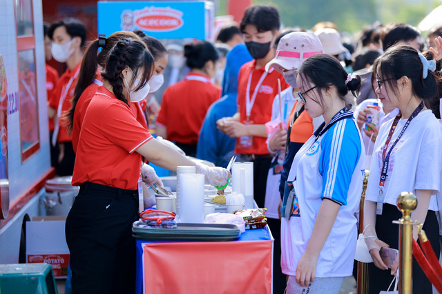 Hàng ngàn sinh viên ĐHQG TP.HCM cùng trải nghiệm các hoạt động thể chất, học thuật...- Ảnh 3.