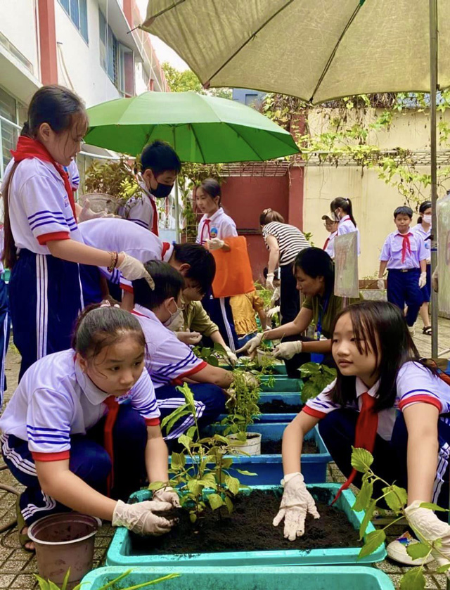 Học sinh Trường THCS Hoàng Văn Thụ (quận 10) trồng cây thuốc Nam. - Anh: TRƯỜNG THCS HOÀNG VĂN THỤ