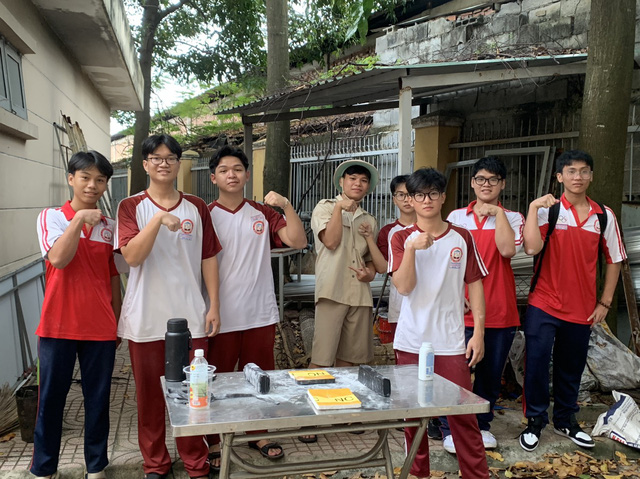 Teen THPT Đào Sơn Tây hào hứng thử tài vật tay- Ảnh 1.