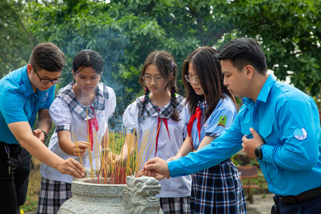 Đoàn dâng hương tại khu vực bia tưởng niệm thuộc đồn biên phòng cửa khẩu Phước Tân. - Ảnh: HỘI ĐỒNG ĐỘI TP. THỦ ĐỨC