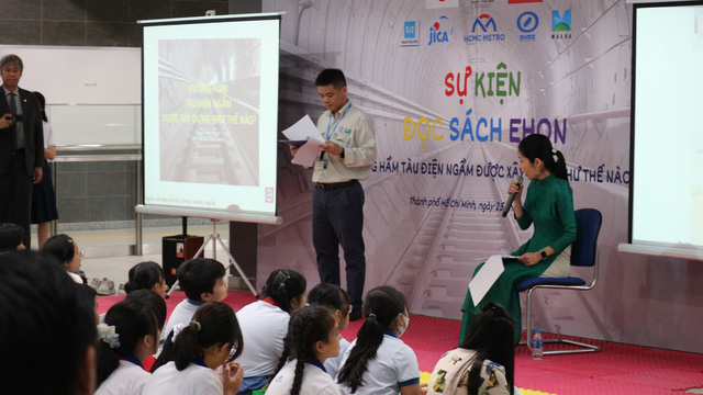 Đọc sách dưới ga ngầm Ba Son trên Tuyến Metro số 1- Ảnh 2.