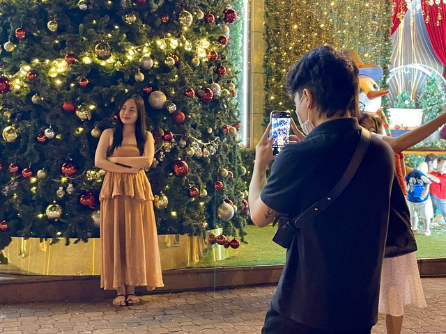 Bất chấp bận rộn, giới trẻ vẫn nô nức chụp ảnh Giáng sinh tại những điểm check in lung linh này- Ảnh 7.