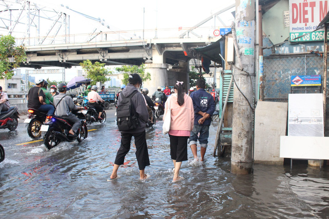 Triều cường dâng cao, học sinh vật vã lội nước về nhà- Ảnh 4.