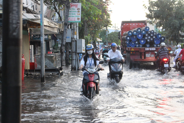 Triều cường dâng cao, học sinh vật vã lội nước về nhà- Ảnh 9.