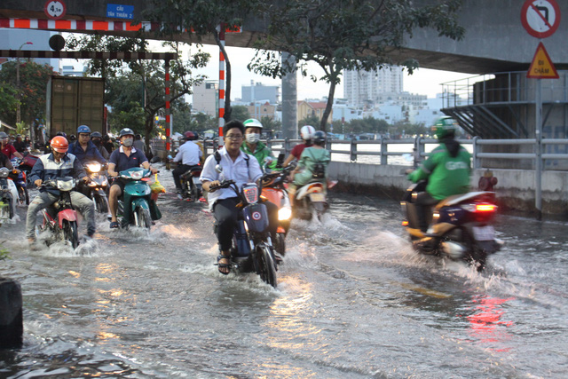 Triều cường dâng cao, học sinh vật vã lội nước về nhà- Ảnh 11.