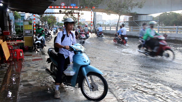 Triều cường dâng cao, học sinh vật vã lội nước về nhà- Ảnh 2.