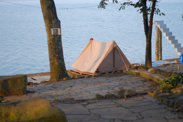 Gợi ý cho cuối tuần: Chèo sup, cắm trại hồ Trị An - Ảnh 1.