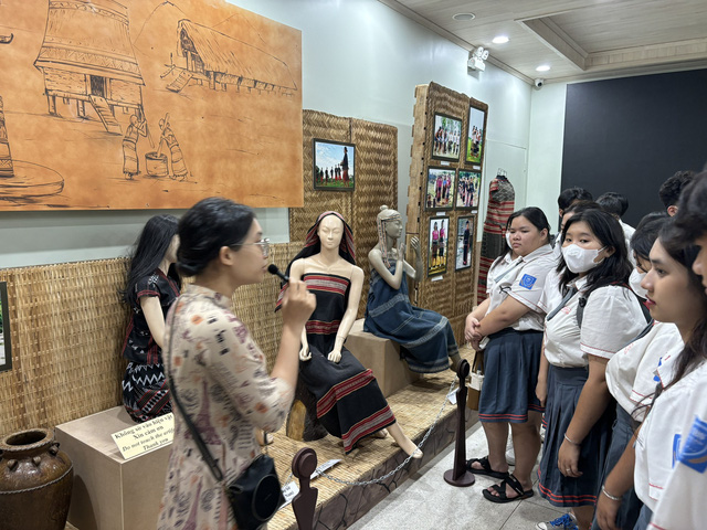 Học trò Trường TH-THCS-THPT Thanh Bình xem áo dài độc đáo ở bảo tàng- Ảnh 2.