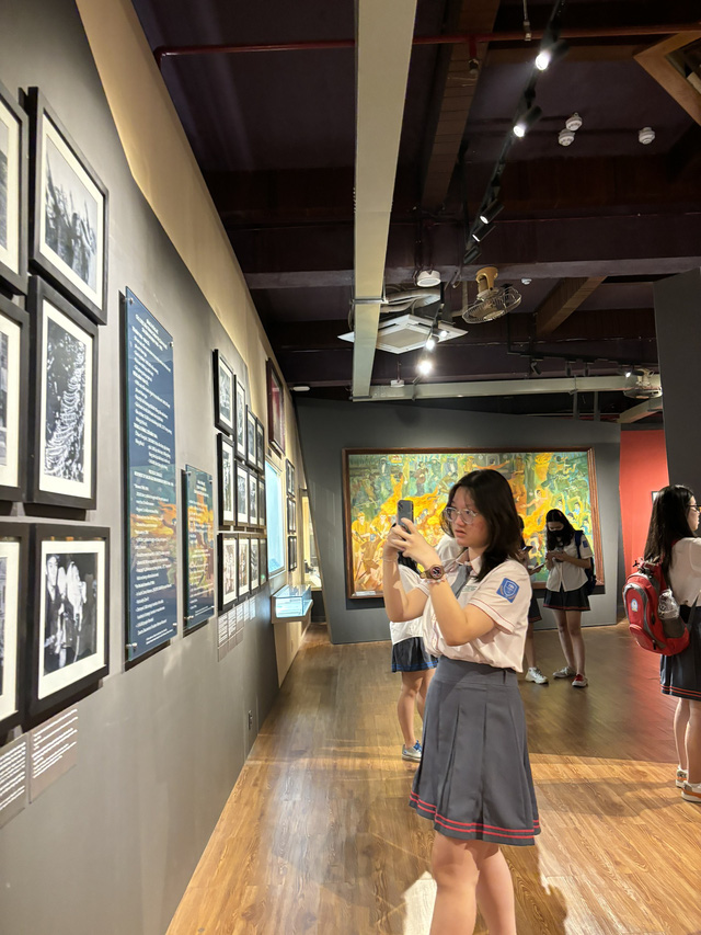 Học trò Trường TH-THCS-THPT Thanh Bình xem áo dài độc đáo ở bảo tàng- Ảnh 1.
