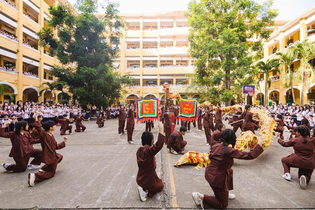 Bài nhảy flashmob Việt sử kiêu hùng của học trò trường THPT Trưng Vương tiếp tục dậy sóng - Ảnh 3.