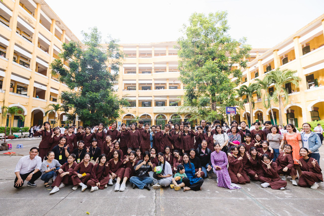 Bài nhảy flashmob Việt sử kiêu hùng của học trò trường THPT Trưng Vương tiếp tục dậy sóng - Ảnh 4.