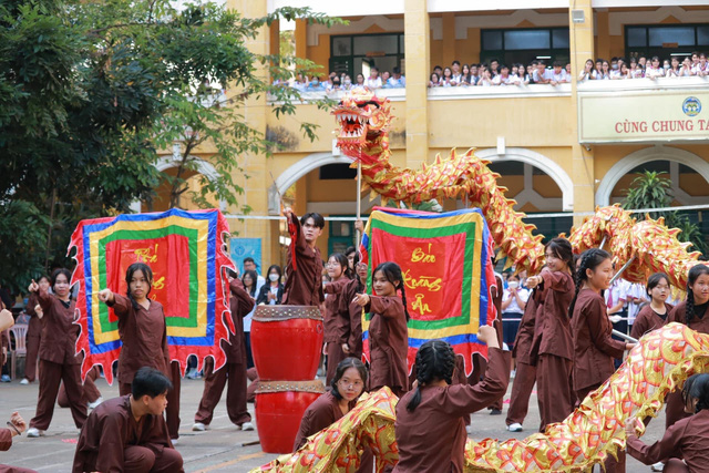 Tiết mục nhảy flashmob Việt sử kiêu hùng của lớp 10A15 Trường THPT Trưng Vương  - ẢNH: LỚP 10A15 CUNG CẤP.