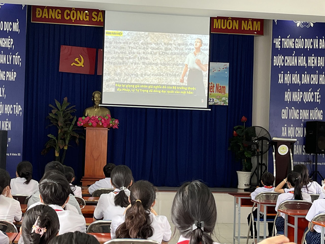 Các bạn học sinh xem phim về anh hùng liệt sĩ Nguyễn Văn Trỗi. Ảnh: LIÊN ĐỘI VÕ VĂN TẦN