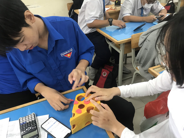 Hành trình cho ra đời chiếc đèn phô mai của teen Trường THPT Trần Phú  - Ảnh: NVCC