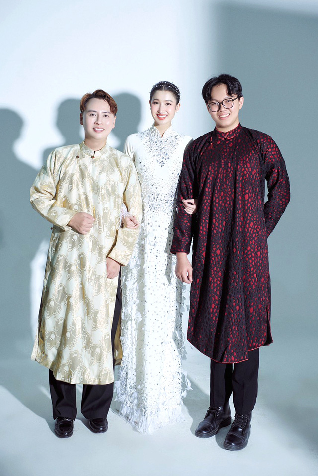 Chàng trai gen Z Gia Minh (bìa phải) chụp ảnh cùng Á hậu Phương Nhi và nhà thiết kế Văn Thành Công - Ảnh: NVCC