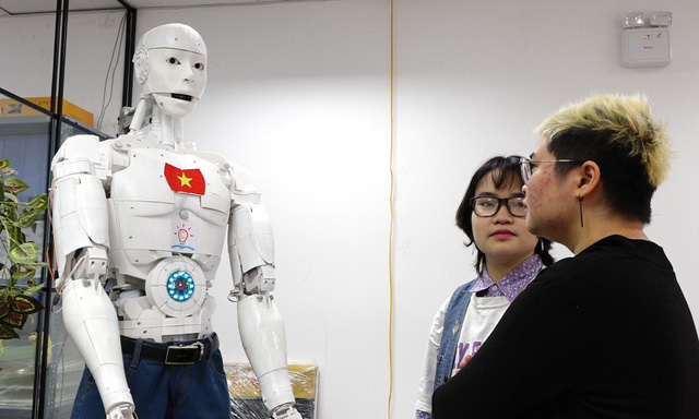 Robot trí tuệ nhân tạo đầu tiên của Việt Nam có tên Trí Nhân - Ảnh: ANH PHÚ